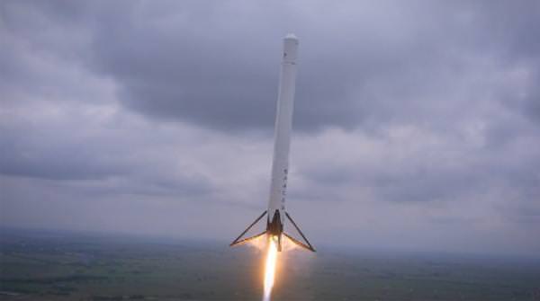 Spacex La Fusée Falcon 9r Réussit Son Décollage Mais Rate à