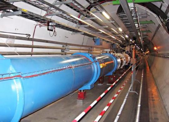 th_1024px-CERN_LHC_Tunnel1