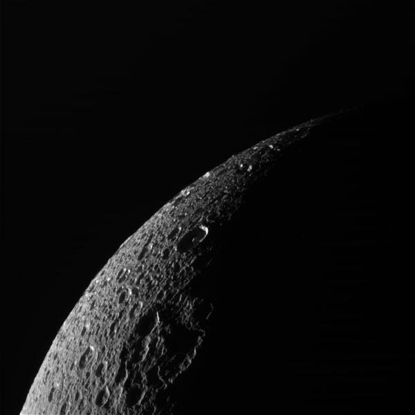 Dioné la Nasa publie de superbes clichés de la lune de Saturne