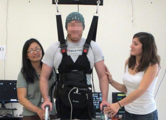 homme-paralyse-marche-sans-exosquelette