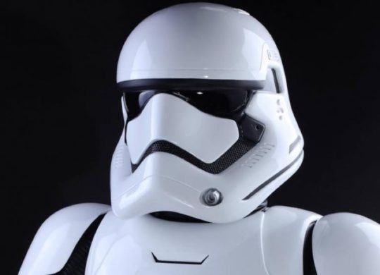 th_Life-Size-Star-Wars-First-Order-Stormtrooper-007-928×483