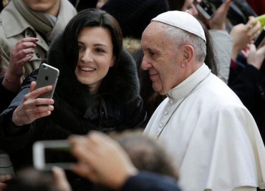 Pape Francois Smartphone