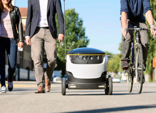 robot sur trottoir