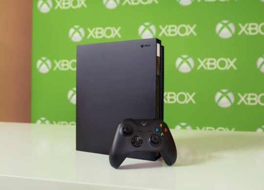 Xbox One X Debout et Manette