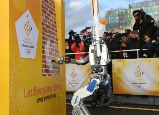un-robot-a-perce-un-mur-pour-transmettre-le-flambeau-olympique-en-coree-du-sud