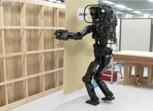 AIST robot ouvrier HRP 5