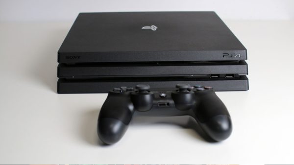PlayStation 4 Pro Et Manette Devant 2 600x337