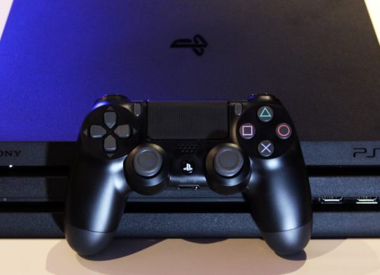 PlayStation 4 Pro et Manette Devant