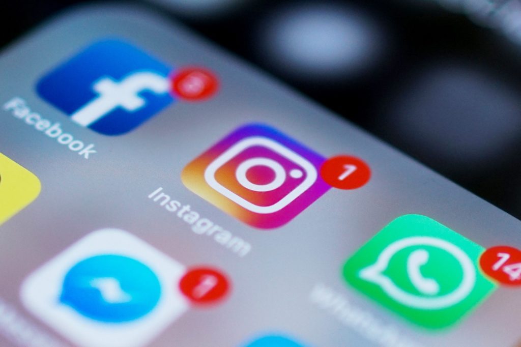 Facebook va envoyer les codes de sécurité d'Instagram via WhatsApp