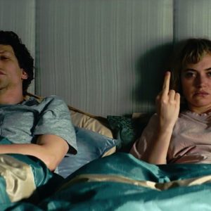 Vivarium : Imogen Poots et Jesse Eisenberg pris au piège d'un lotissement