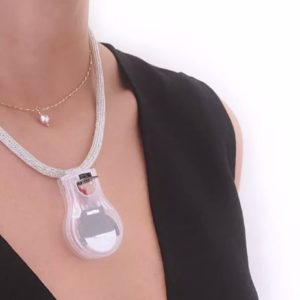 La NASA a conçu un collier pour éviter de se toucher le visage