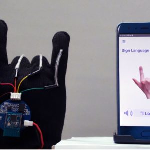 Ce gant bardé de capteur peut traduire le langage des signes
