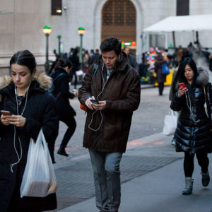 Une ville japonaise interdit l'utilisation du smartphone en marchant