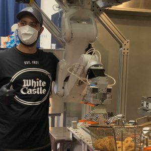 White Castle devient la première chaîne à tester Flippy, le « cuistot robot »