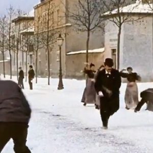 Bataille de boules de neige (1896) : la séquence historique de Louis Lumière renait en couleur et en 4K