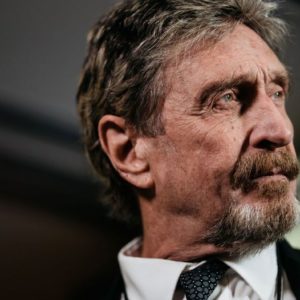 L'intenable John McAfee a été arrêté pour évasion fiscale