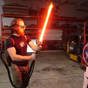 Insolite : il fabrique un sabre laser réellement fonctionnel& et dangereux (trailer)
