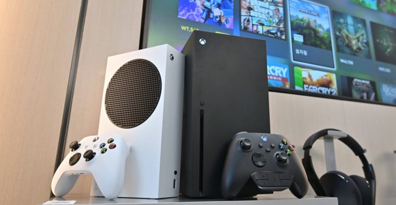 Xbox Series S et Xbox Series X et Manette Debout