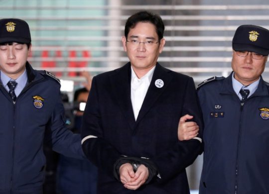 Samsung Group chief, Jay Y. Lee arrives at the office of the independent counsel team in Seoul