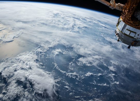 satellite dans espace avec sur la terre