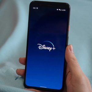 Image article Disney+ va adopter les vidéos verticales pour concurrencer TikTok
