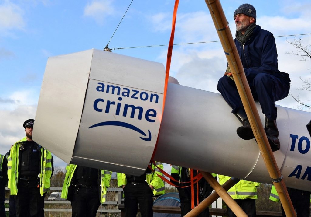 Amazon Crime Des entrepôts d'Amazon bloqués par des anti-Black Friday