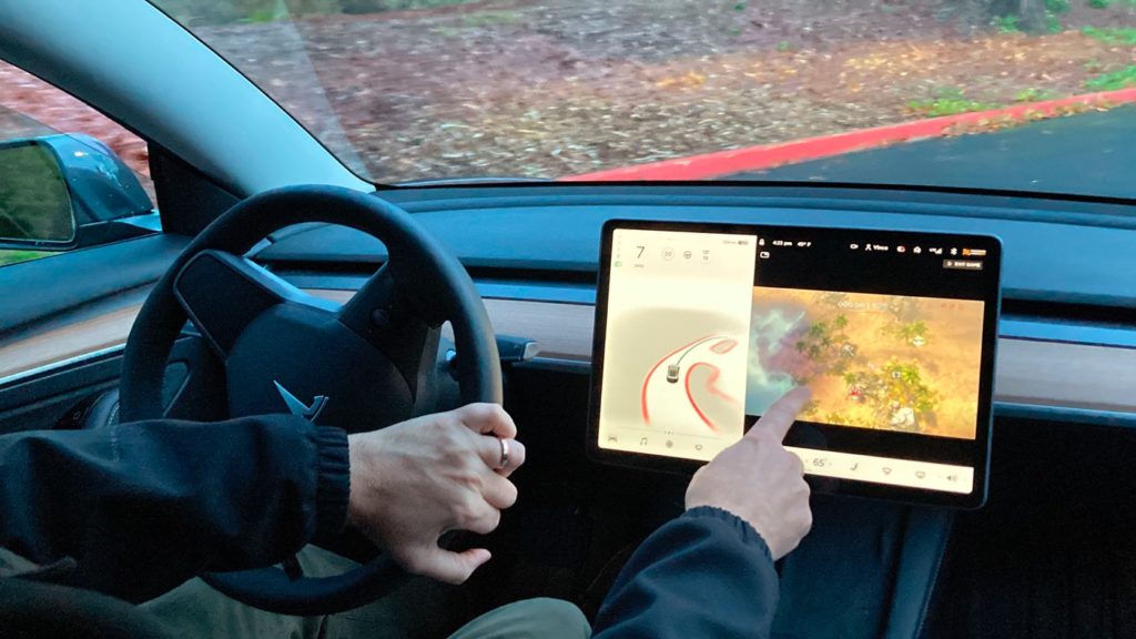 Tesla va désactiver la possibilité de jouer aux jeux quand ses voitures roulent