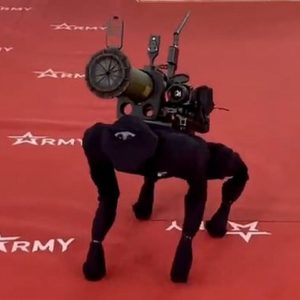 Image article Ce robot-chien russe avec lance-roquettes ressemble à une (très) mauvaise blague