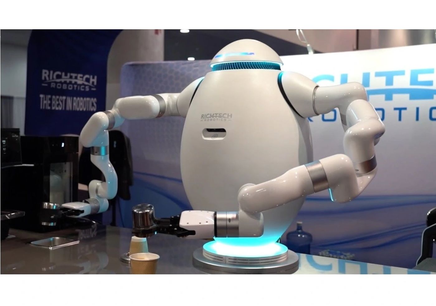 CES 2023: Adam, the big robot who knows how to prepare a little tea