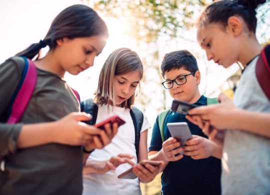 Ecoles Adolescents Enfants Portables Smartphones
