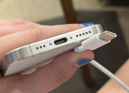 iPhone 15 Port USB-C et Cable