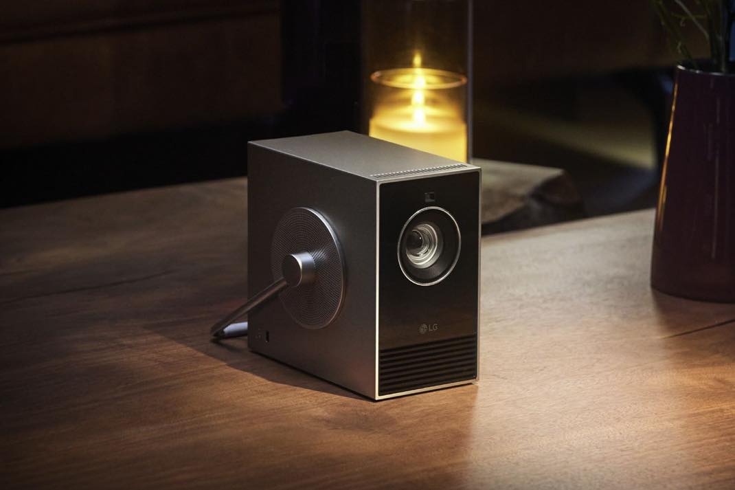 Qube : LG dévoile un projecteur 4K ultra design... et avec une poignée ...