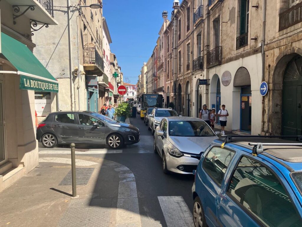 Tesla bloquant le centre ville de Sète