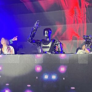 Image article Un robot à visée militaire a animé une soirée festive dans un nightclub de San Francisco