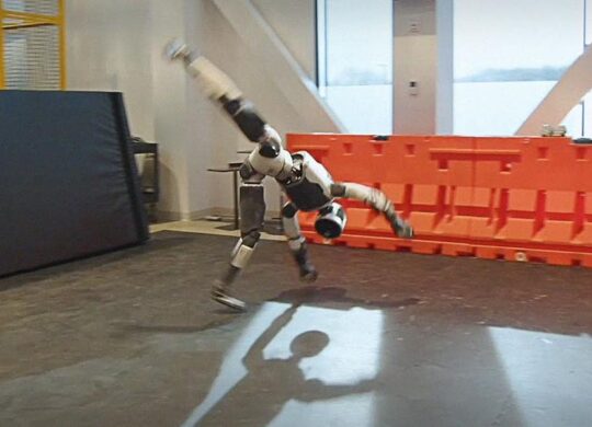 Boston Dynamics robot pirouettes