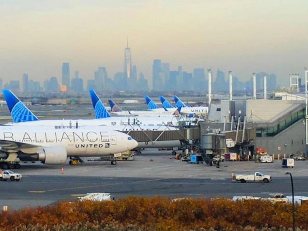 Newark Liberty International Airport Airplanes.jpg
