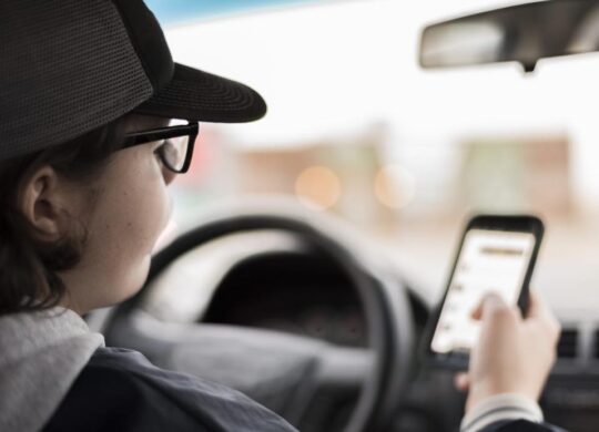 voiture ado smartphone