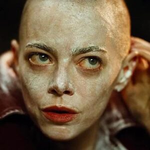 Image article Bugonia : Yorgos Lanthimos (Pauvres Créatures) dévoile un film d’alien…comme aucun autre (trailer)