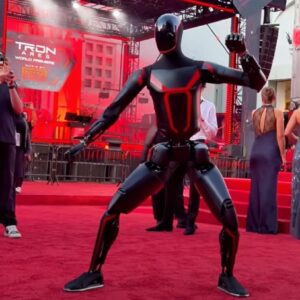 Image article Le robot Optimus de Tesla fait sensation à l’avant-première de Tron : Ares