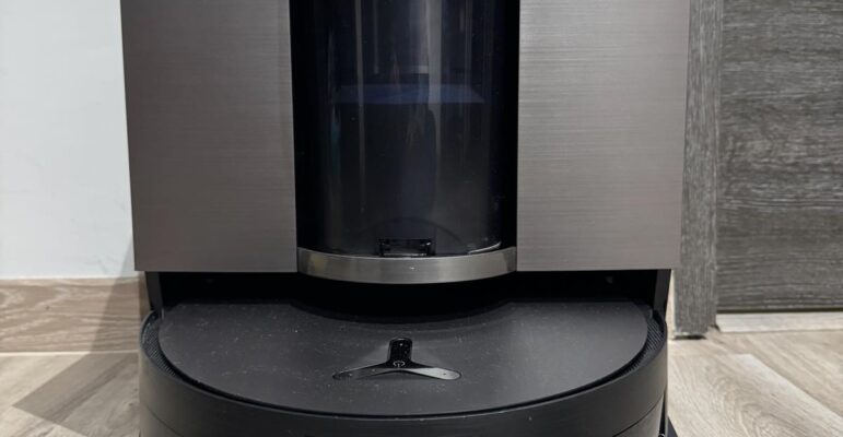 Deebot X11 OmniCyclone station