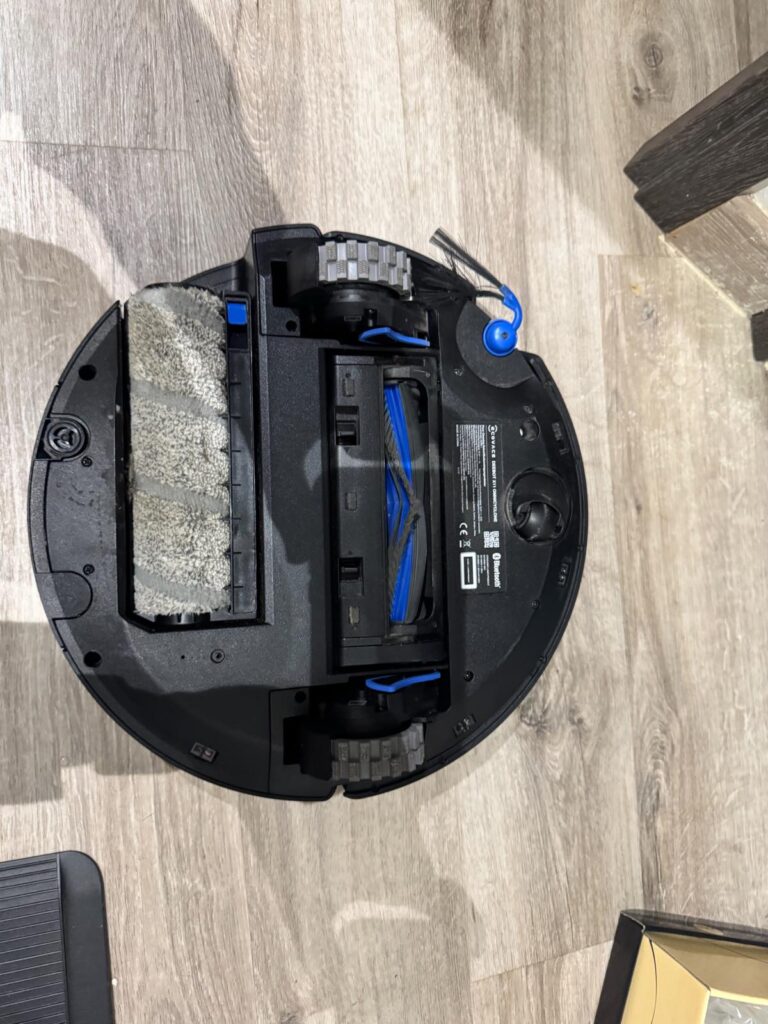 Deebot X11 OmniCyclone Sur Le Dos