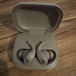 Image article [Test] Powerbeats Fit (2025) : des écouteurs sport qui misent sur la stabilité, l’autonomie et la simplicité