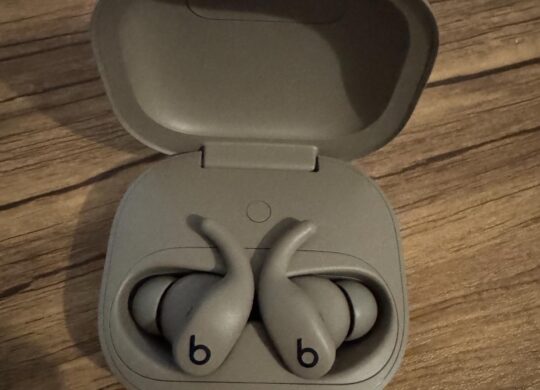 image [Test] Powerbeats Fit (2025) : des écouteurs sport qui misent sur la stabilité, l’autonomie et la simplicité