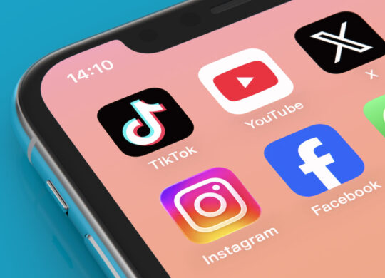 Reseaux Sociaux TikTok YouTube X Twitter Instagram Facebook