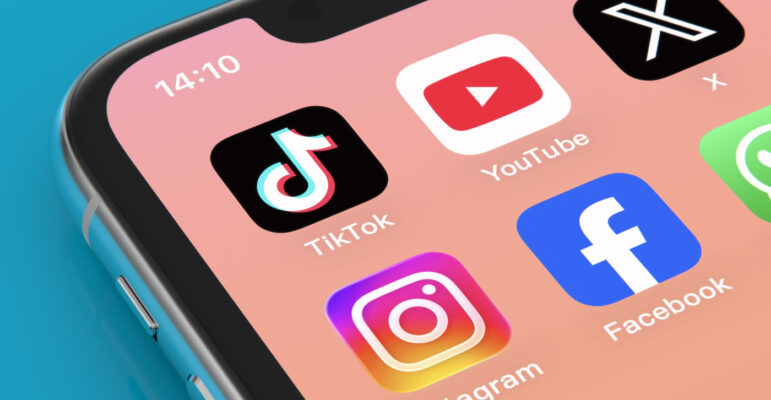 Reseaux Sociaux TikTok YouTube X Twitter Instagram Facebook