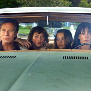 Image article The End of Oak Street : premier trailer pour un mystérieux film de S.F avec Ewan McGregor et Anne Hathaway