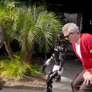 Image article Jackass: Best and Last : un robot humanoïde baptisé Larry se mêle à la troupe des cascadeurs de l&rsquo;absurde (trailer)