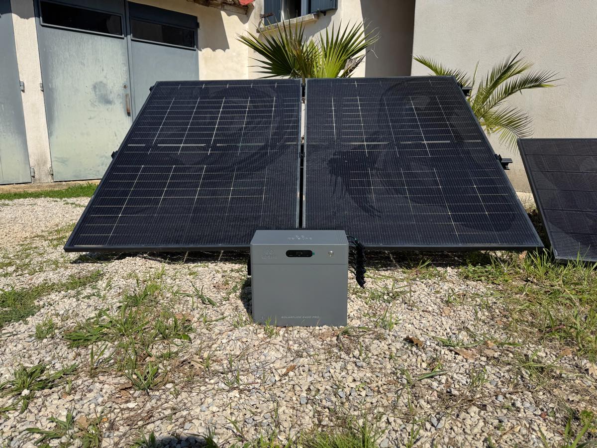 Zendure Solarflow 2400 Pro Deavant Panneaux