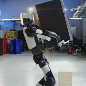 Image article Atlas soulève un mini-frigo : le robot humanoïde de Boston Dynamics semble prêt pour le travail industriel