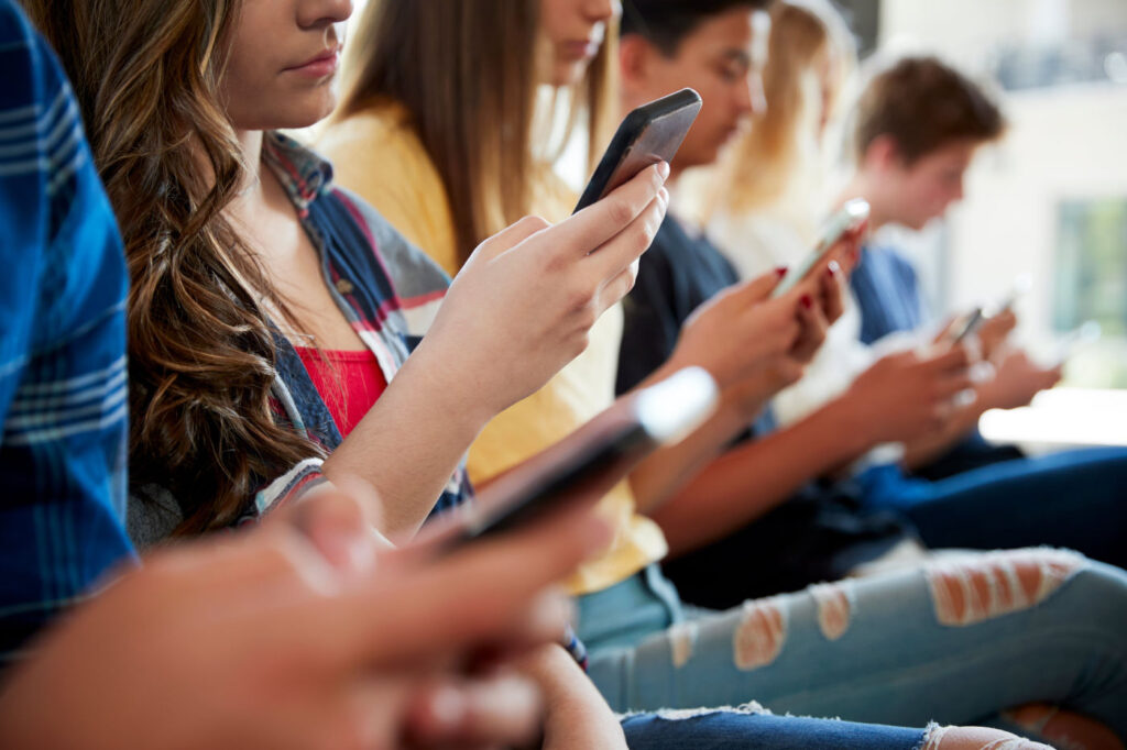 Adolescents Enfants Portables Smartphones
